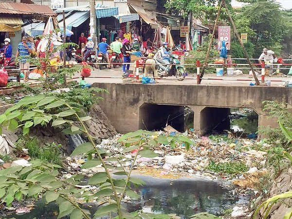 在“五‧一九”涌上，沿涌兩岸皆見垃圾滿佈！（資料圖：互聯網）
