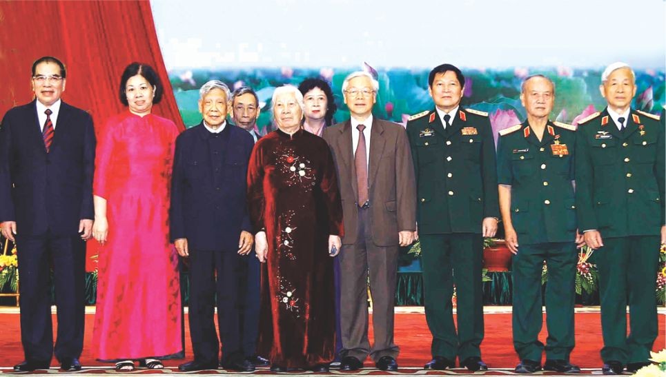 阮富仲總書記（右四）與各代表合影。