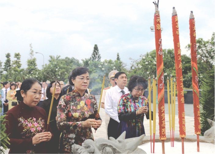 市領導上香緬懷各位英雄烈士 ảnh 1