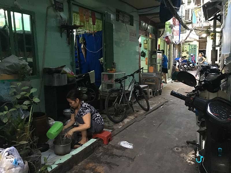 由於房子面積太小，第一郡馬朗區居民必須把車子停放在屋外，各種煮食炊事 也是在此進行。（圖源：互聯網）