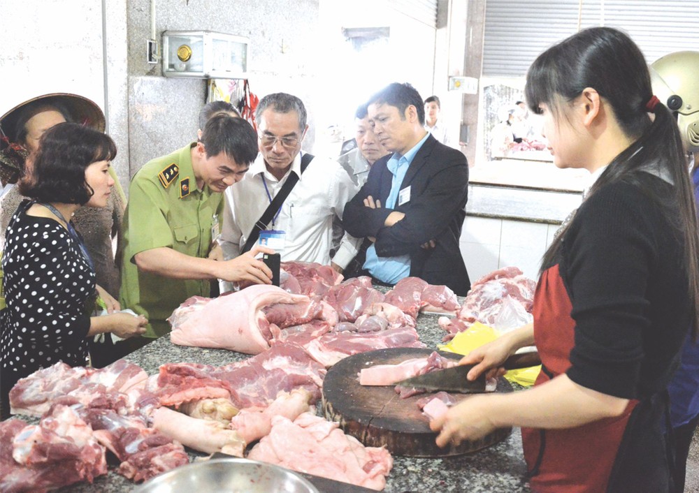 市場管理力量檢查食品安全。（圖源：互聯網）