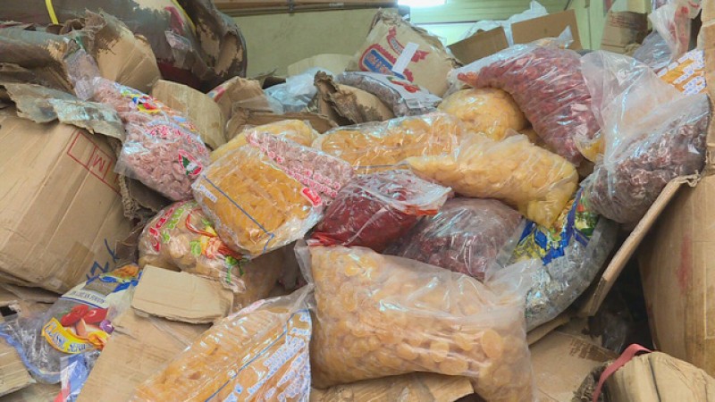 逾1噸各種類由外國生產，但沒有合法貨單、證件的蜜餞、柿餅等被查處。（圖源：互聯網）