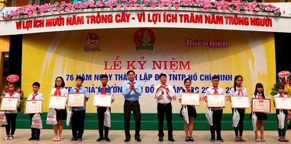 全國55名優秀隊員、少先隊指揮員頒發金童獎。（圖源：越南共產黨電子報）