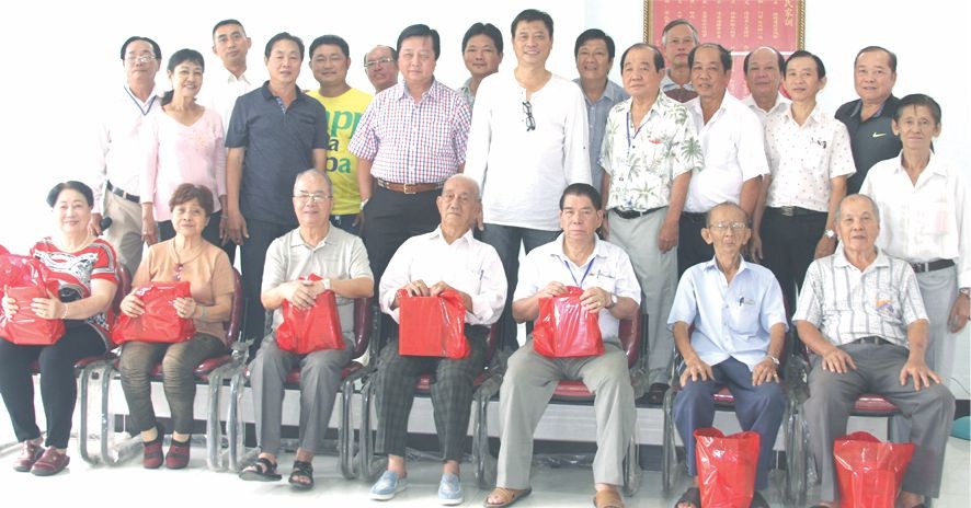 梁氏宗祠理監事會與70歲以上的長者合照。