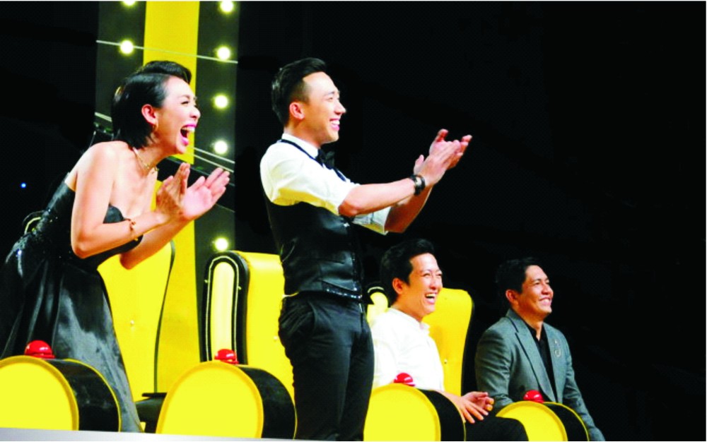 在笑林鬥場中的優秀藝人德盛︵右邊︶和諧星秋莊、鎮城和長江。（圖源：互聯網）