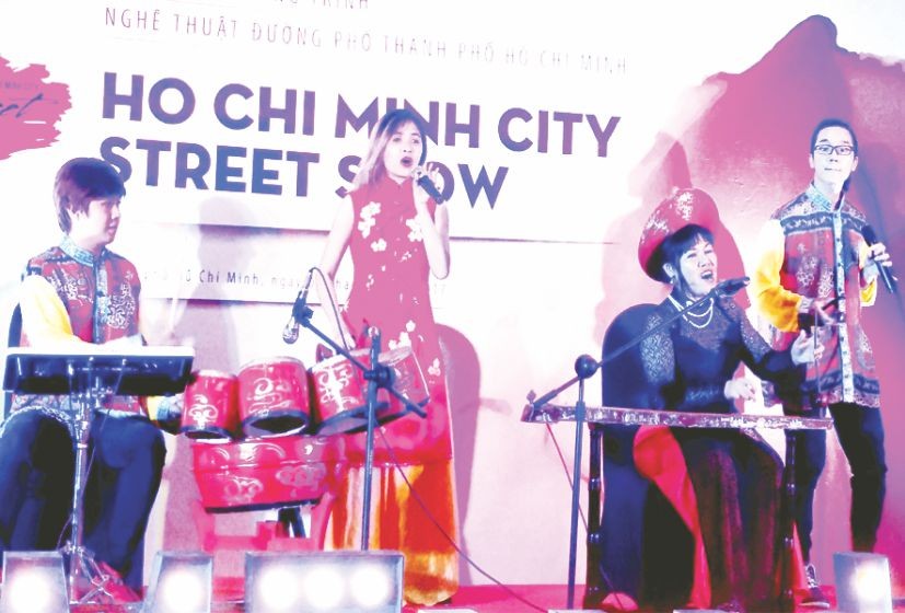 組委會在記者會上介紹將在街道藝術秀表演的節目之一。