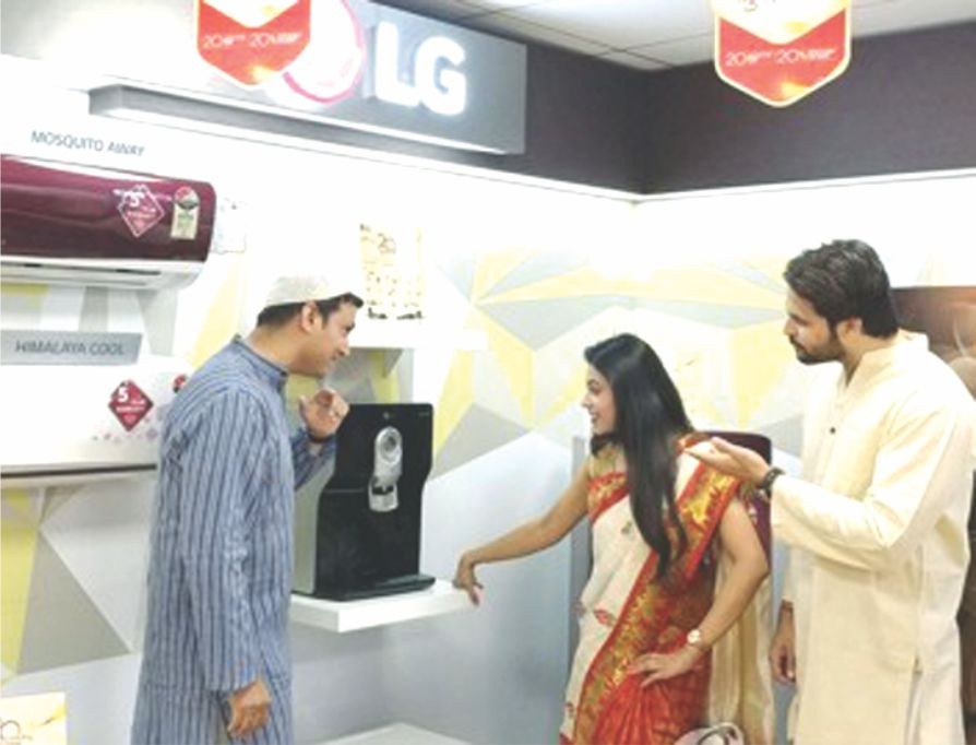 消費者體驗LG產品各種功能。（圖源：互聯網）