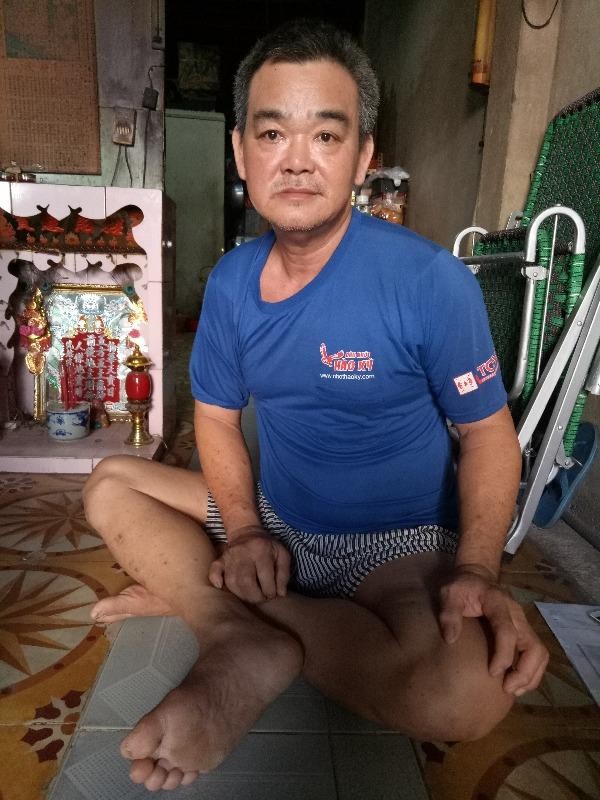 張志達未能站立和行走。圖源：讀者工作組