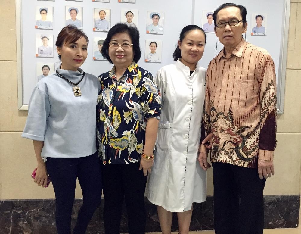 黃俞平一家與胡瑩醫生。圖源：互聯網