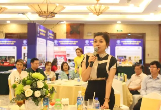 Đại diện một doanh nghiệp đặt câu hỏi tại chương trình Café doanh nhân HUBA 68