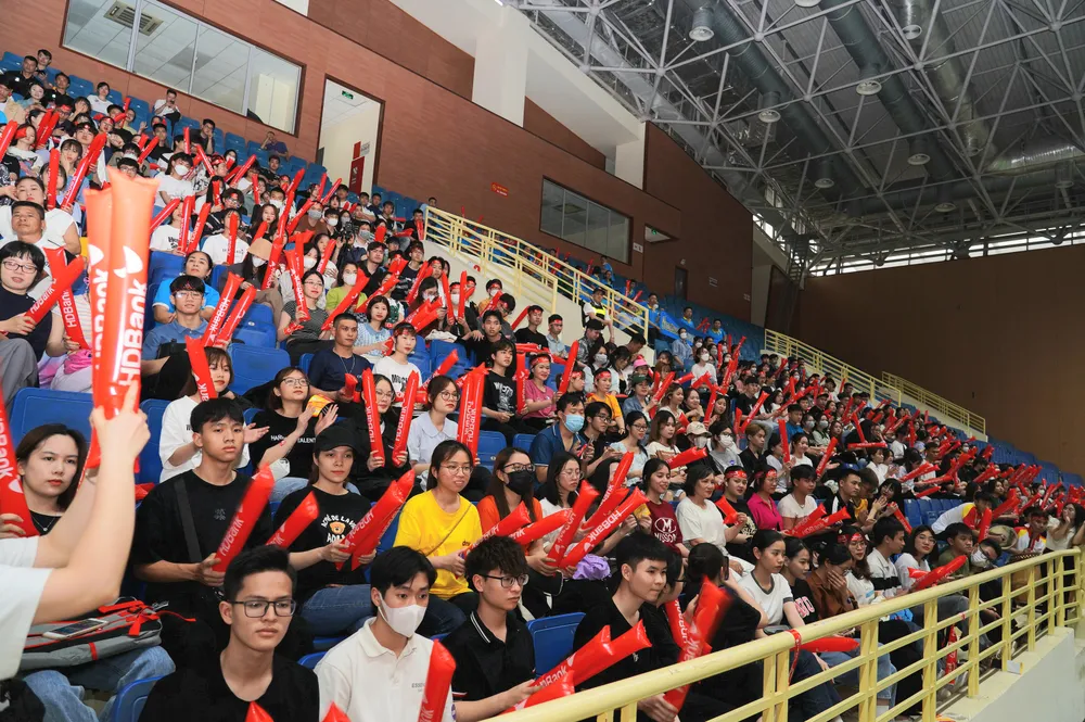 Những khán đài đầy ắp cổ động viên đã nói lên sự hấp dẫn của mùa giải năm nay Những khán đài đầy ắp cổ động viên đã nói lên sự hấp dẫn của mùa giải năm nay