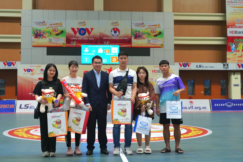 HDBank mang đến nhiều chương trình giải trí, quà tặng đặc biệt cho cổ động viên và cầu thủ trong suốt thời gian diễn ra giải. HDBank mang đến nhiều chương trình giải trí, quà tặng đặc biệt cho cổ động viên và cầu thủ trong suốt thời gian diễn ra giải.