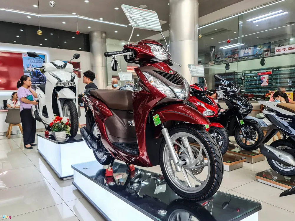 Honda Vision cũng được điều chỉnh giá bán lẻ đề xuất từ 1/4. Ảnh: Bối Hạ. Honda Vision cũng được điều chỉnh giá bán lẻ đề xuất từ 1/4. Ảnh: Bối Hạ.