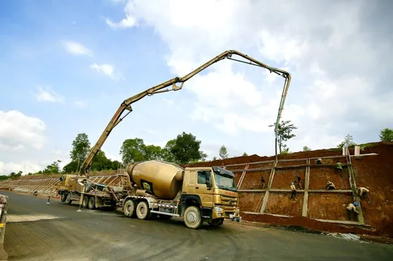 Đổ bê tông kè chống sạt lở