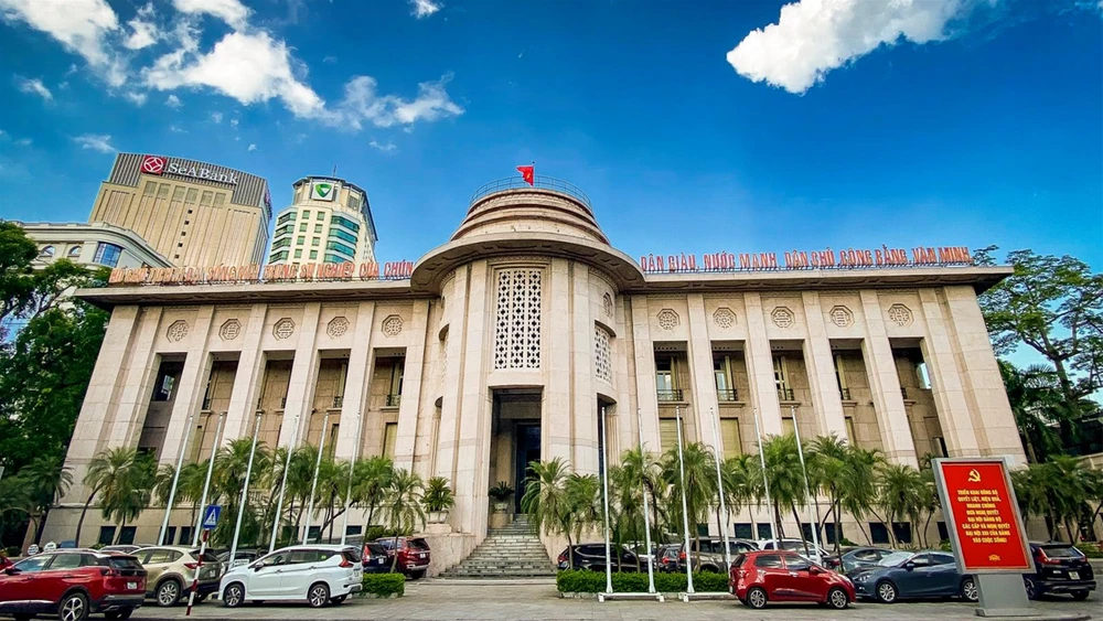 NHNN giải thích lý do vì sao lãi suất vẫn 'neo' mức cao