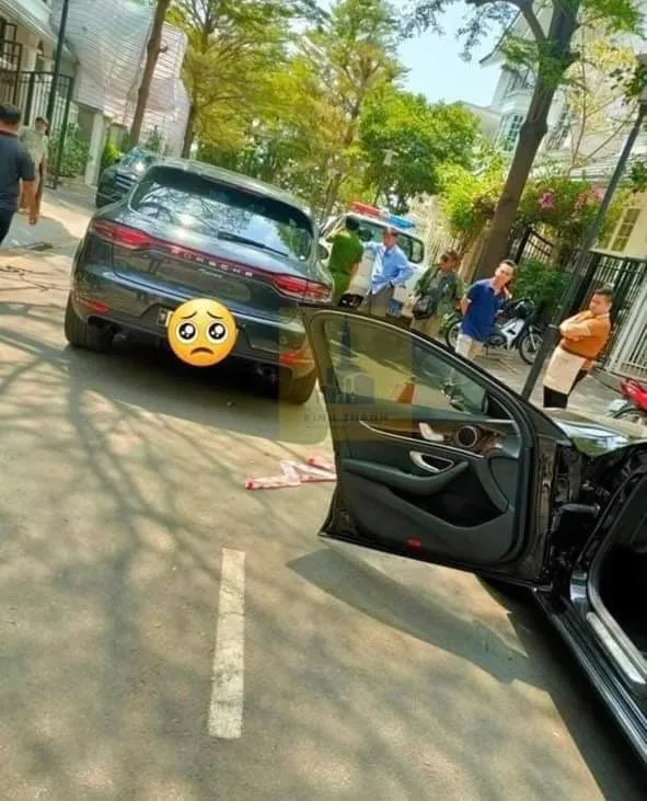 Hiện trường vụ tai nạn giữa ô tô của ông L.G.B với xe ô tô Mercedes-Benz màu đen tại Saigon Pearl Hiện trường vụ tai nạn giữa ô tô của ông L.G.B với xe ô tô Mercedes-Benz màu đen tại Saigon Pearl