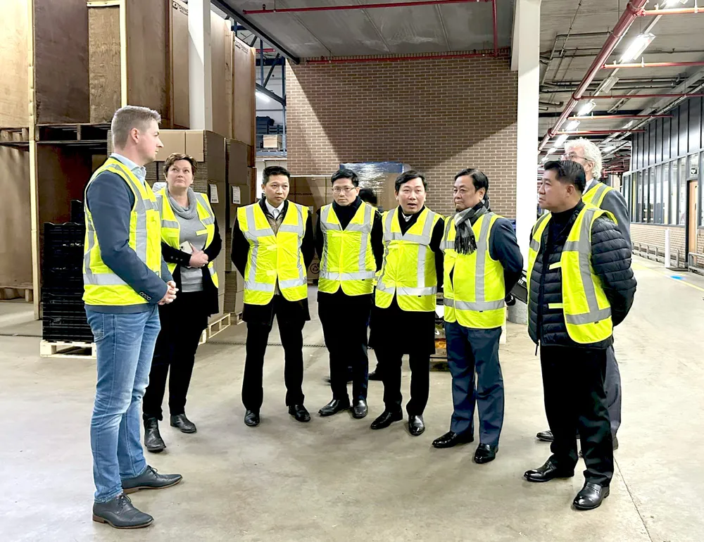 Bộ trưởng Bộ NN&PTNT Lê Minh Hoan (thứ 2 từ phải sang) tham quan mô hình nông nghiệp công nghệ cao tại Hà Lan Bộ trưởng Bộ NN&PTNT Lê Minh Hoan (thứ 2 từ phải sang) tham quan mô hình nông nghiệp công nghệ cao tại Hà Lan