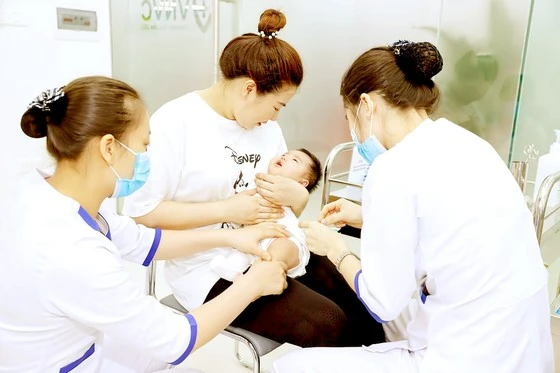 Hết một số vaccine trong chương trình tiêm chủng mở rộng, phụ huynh đưa con đến tiêm chủng dịch vụ để phòng bệnh