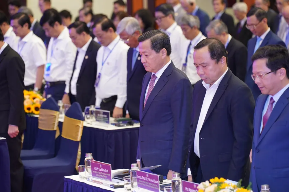 Các đại biểu tham dự dành phút mặc niệm các nạn nhân trong vụ cháy xảy ra ở Hà Nội và nạn nhân trong trận lũ quét xảy ra ở Lào Cai. Ảnh: HOÀNG HÙNG Các đại biểu tham dự dành phút mặc niệm các nạn nhân trong vụ cháy xảy ra ở Hà Nội và nạn nhân trong trận lũ quét xảy ra ở Lào Cai. Ảnh: HOÀNG HÙNG