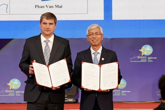 Phó Chủ tịch UBND TPHCM Võ Văn Hoan và Giám đốc điều hành WEF Jeremy Jurgens trao bản Tuyên bố chung. Ảnh: HOÀNG HÙNG Phó Chủ tịch UBND TPHCM Võ Văn Hoan và Giám đốc điều hành WEF Jeremy Jurgens trao bản Tuyên bố chung. Ảnh: HOÀNG HÙNG