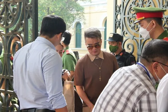 Ca sĩ Đàm Vĩnh Hưng đến tòa. Ảnh: TRẦN YÊN Ca sĩ Đàm Vĩnh Hưng đến tòa. Ảnh: TRẦN YÊN