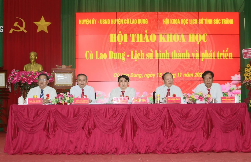 Các đại biểu tham dự Hội thảo khoa học “Cù Lao Dung - Lịch sử hình thành và phát triển”