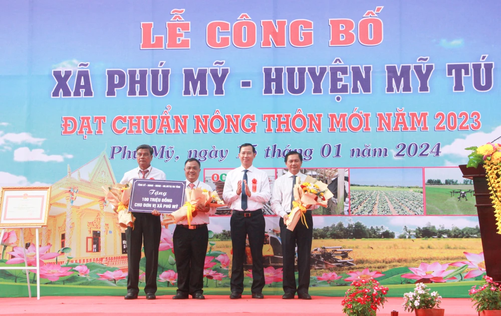 UBND xã Phú Mỹ nhận quyết định đạt chuẩn nông thôn mới và phần thưởng của UBND tỉnh Sóc Trăng