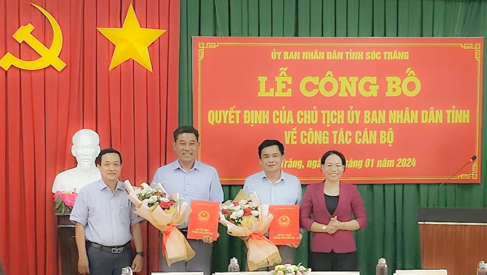 Ông Lâm Hoàng Mẫu (thứ 2 từ bìa phải) được bổ nhiệm Phó trưởng Ban Dân tộc tỉnh Sóc Trăng