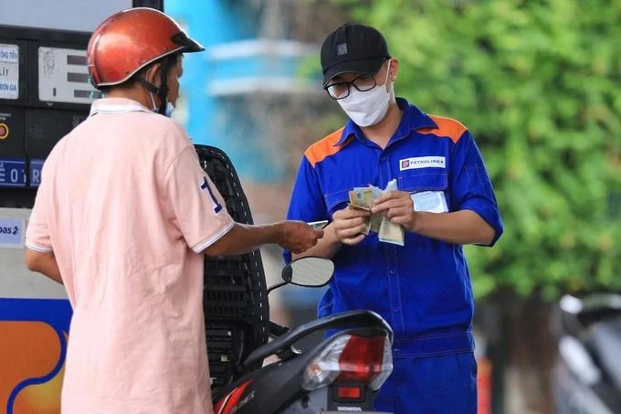 Nhân viên Petrolimex bán xăng cho khách hàng. (Ảnh: Đức Duy/Vietnam+)