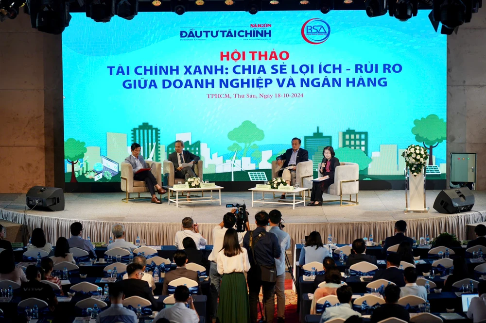 Saigon Investment hosted a Green finance discussion, with experts serving as panelists. Photo by Hoàng Hùng.