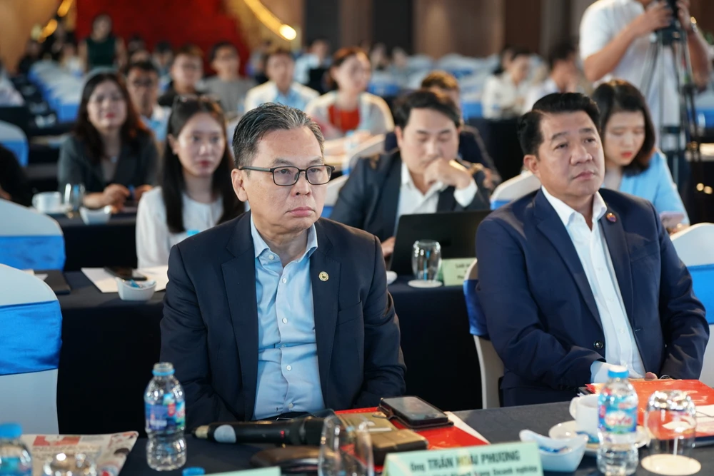 Mr. TRẦN HOÀI PHƯƠNG (front, left), Director of Corporate Customer Division, HDBank, at a Green Talk.