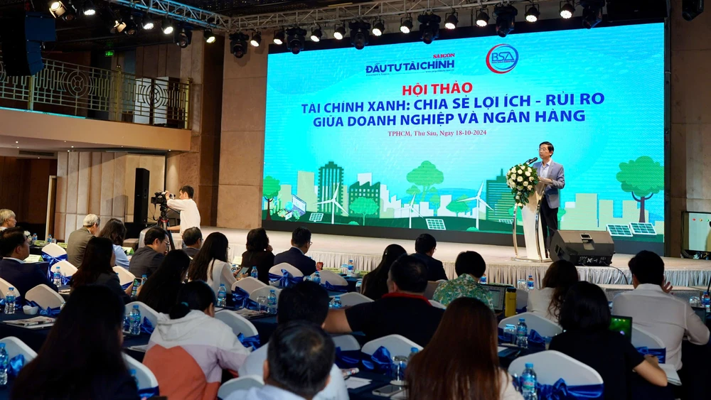 Journalist Nguyen Nhat delivered the opening speech at the Green Finance seminar hosted by Saigon Investment. Photo by Hoang Hung.