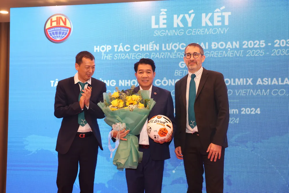 Đại diện Tập đoàn Olmix tặng quà lưu niệm cho ông Vũ Mạnh Hùng 6a2217cdbf22077c5e33.jpg
