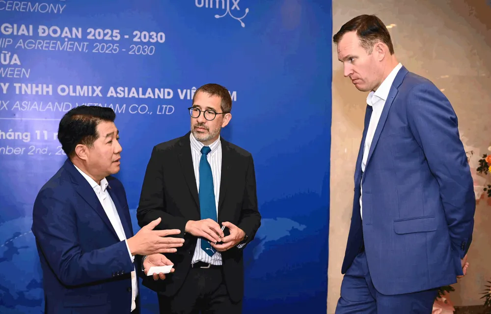 Ông Vũ Mạnh Hùng (trái), ông Robert Clapham (giữa) và ông Gabor Fluit trao đổi tại lễ ký kết MoU df87c3134cfcf4a2aded.jpg