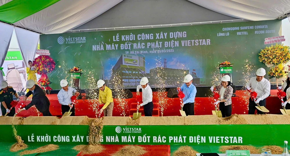 Các đại biểu trong nghi thức khởi công nhà máy