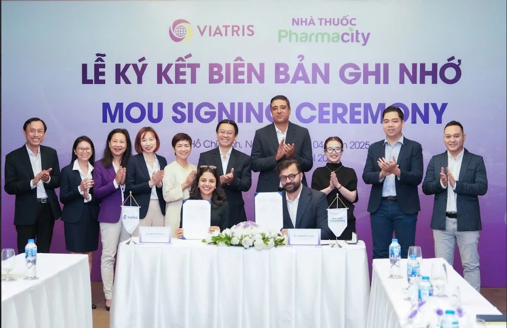 Bà Radhika Bhalla, Giám đốc Điều hành Viatris Việt Nam và Thị trường liên minh châu Á cùng ông Deepanshu Madan, Tổng giám đốc Công ty Cổ phần Dược phẩm Pharmacity cùng ký kết biên bản ghi nhớ hợp tác IMG_6341.jpeg