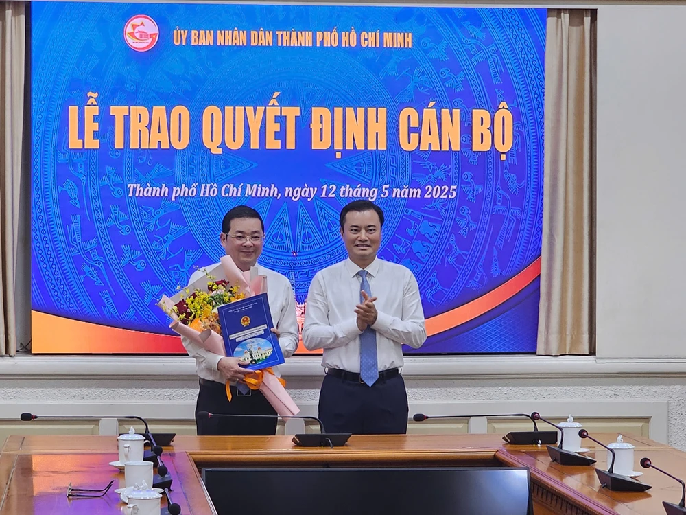 Phó chủ tịch UBND TPHCM Bùi Xuân Cường trao quyết định cho ông Nguyễn Toàn Thắng 859ced0e73b0c1ee98a1.jpg
