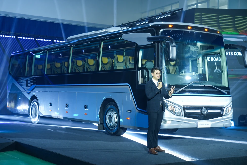 Đại diện DAIMLER Thái Lan giới thiệu mẫu xe bus Mercedes-Benz RS 1936 Hình 4.jpg