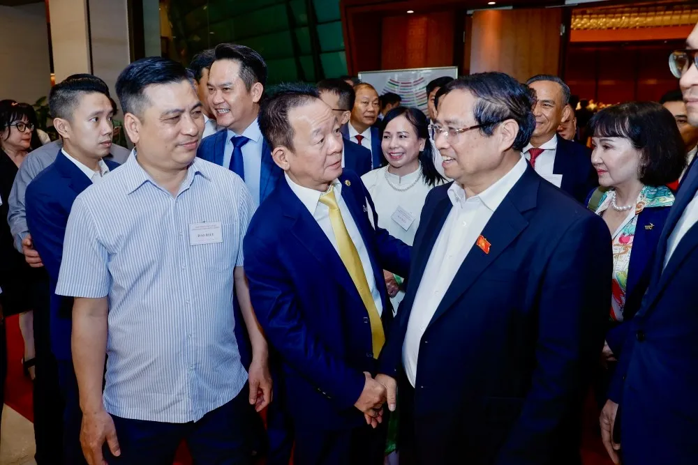 Thủ tướng trò chuyện với các doanh nhân bên lề hội nghị quán triệt và triển khai Nghị quyết 68 của Bộ Chính trị về phát triển kinh tế tư nhân ngày 18-5. IMG_6727.jpeg