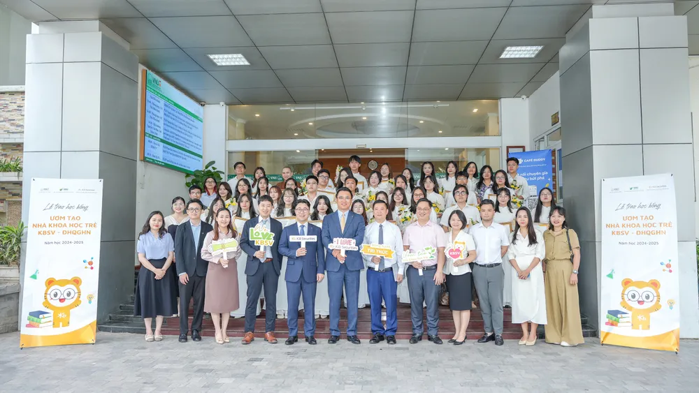 Khoảnh khắc đáng nhớ của đại diện KBSV, lãnh đạo ĐHQGHN và 40 sinh viên xuất sắc được vinh danh trong lễ trao học bổng "Ươm tạo nhà khoa học trẻ" 2024-2025 z6646473924451_64e025b66461260961f87719b0bbb0b4.jpg