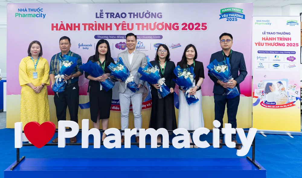 Bà Bùi Thị Trúc Giang cùng đại diện đến từ các thương hiệu đồng hành - Cetaphil baby, Hunmed, Johnson’s baby, Lineabon, Pedimilk Mumcare, Sterimar PMC01184.jpg