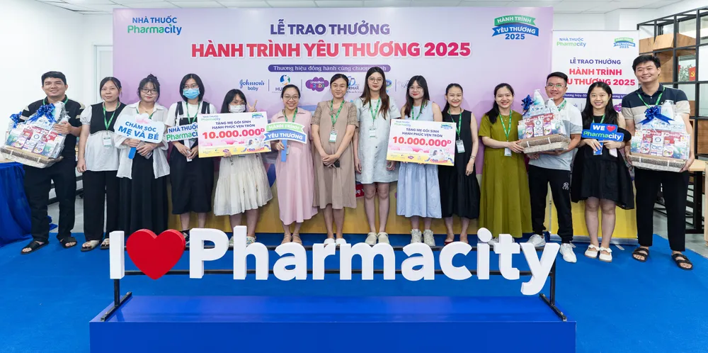 Các mẹ bầu và gia đình tham gia chương trình “Hành trình yêu thương 2025” nhận quà tại trụ sở Pharmacity sáng ngày 10-6 vừa qua PMC01309.jpg