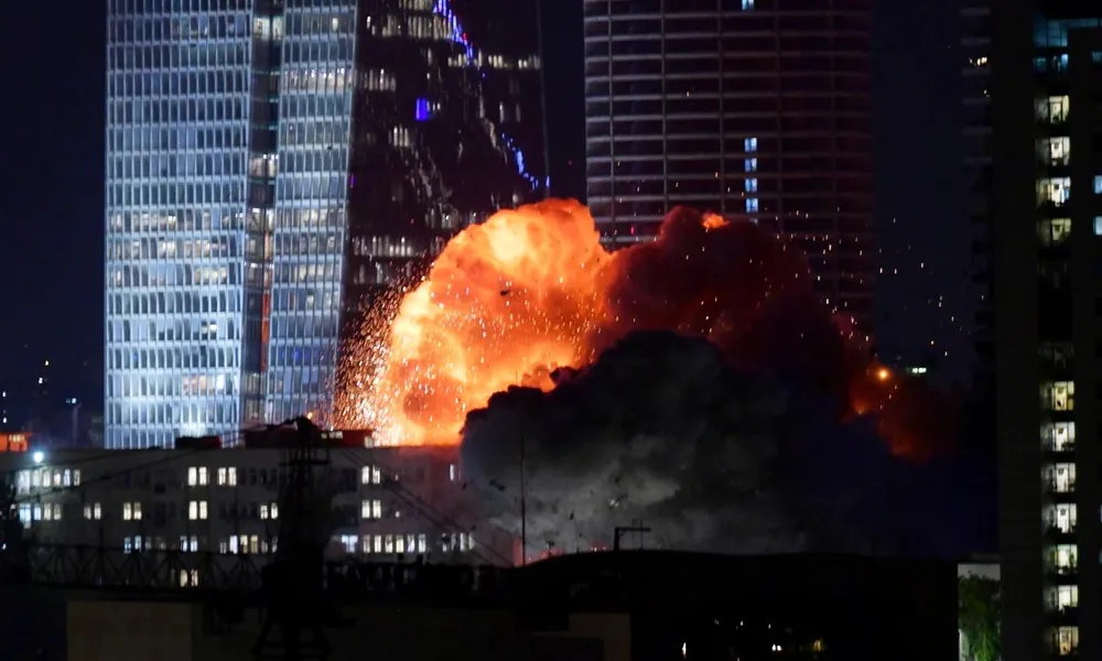 Vụ nổ ở Tel Aviv sau khi trúng tên lửa Iran đêm 13/6. Ảnh: AP