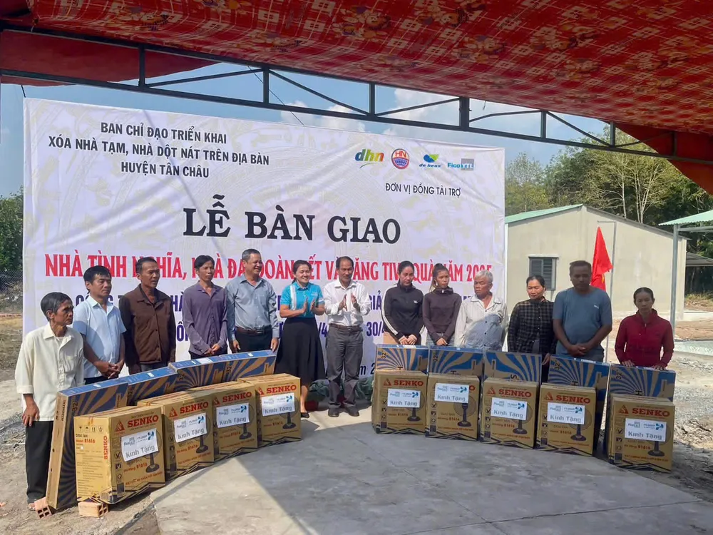 Cùng với những căn nhà mới khang trang, các hộ nghèo trên địa bàn huyện Tân Châu còn được được tặng tivi, quạt máy 3afb915bf4e640b819f7.jpg