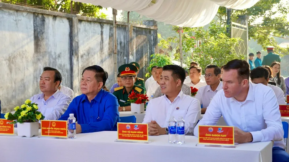 Từ trái qua, ông Phạm Hồng Thái, ông Nguyễn Trọng Nghĩa, ông Vũ Mạnh Hùng và ông Gabor Fluit, CEO toàn cầu De Heus, tại lễ trao kinh phí xây dựng nhà tạm, nhà dột nát trên địa bàn tại tỉnh Tây Ninh 6a189918bfa50bfb52b4.jpg