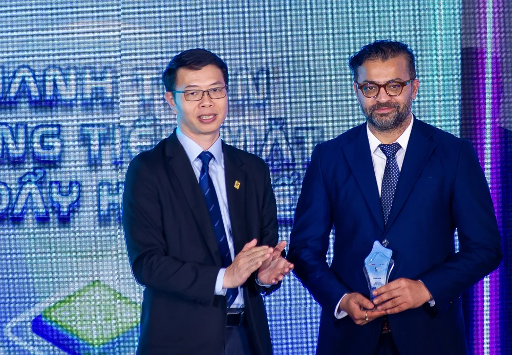 Ông Deepanshu Madan, Tổng Giám đốc Pharmacity nhận kỷ niệm chương từ Ban tổ chức chương trình Bản sao của HIE_9135.jpg
