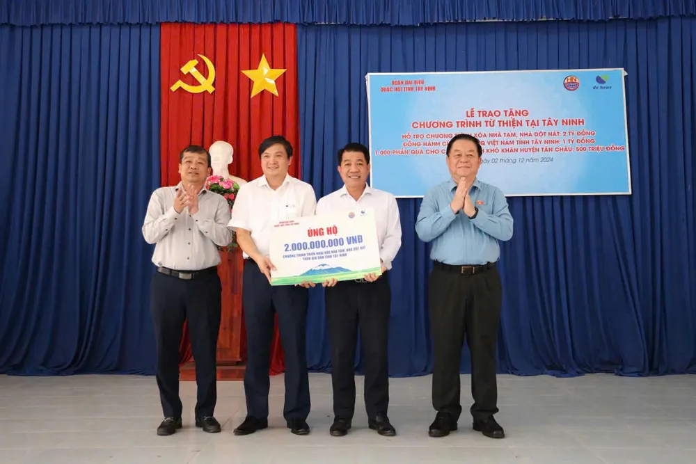 Đại diện Tập đoàn Hùng Nhơn ủng hộ 2 tỷ đồng cho chương trình xóa nhà tạm, nhà dột nát của tỉnh Tây Ninh e2034b605dd3e98db0c2 (1).jpg