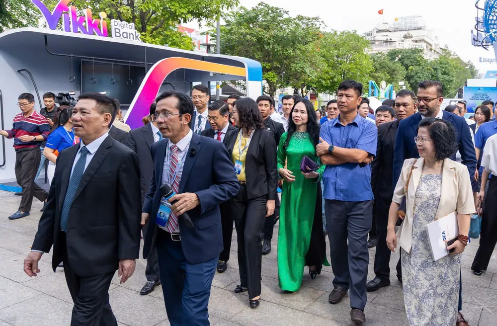 Phó Thủ tướng Hồ Đức Phớc cùng đoàn lãnh đạo tham quan khu vực sự kiện Ngày không tiền mặt 2025 ở tuyến đường Nguyễn Huệ sáng 14-6 fd944a7dbcce089051df.jpg