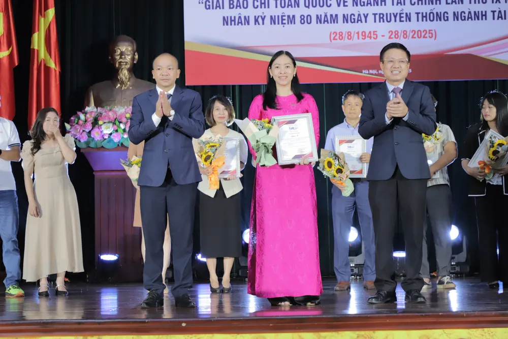 Tác giả Nguyễn Thị Mai Trâm nhận Giải B cuộc thi viết về ngành tài chính năm 2025 IMG_8854.JPG