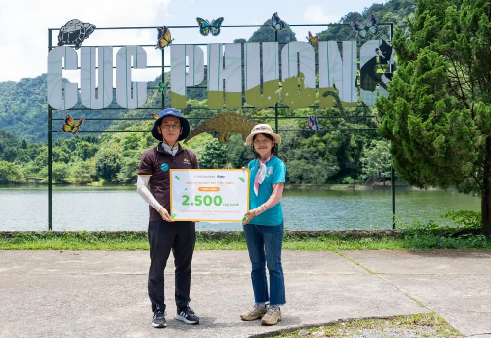 Ông Park Kang Hyun, Tổng giám đốc KBSV trao tặng chứng nhận trồng 2500 cây cho Vườn quốc gia cúc Phương và Rừng Mùa Xuân Trao tặng bảng 2500 cây.jpg
